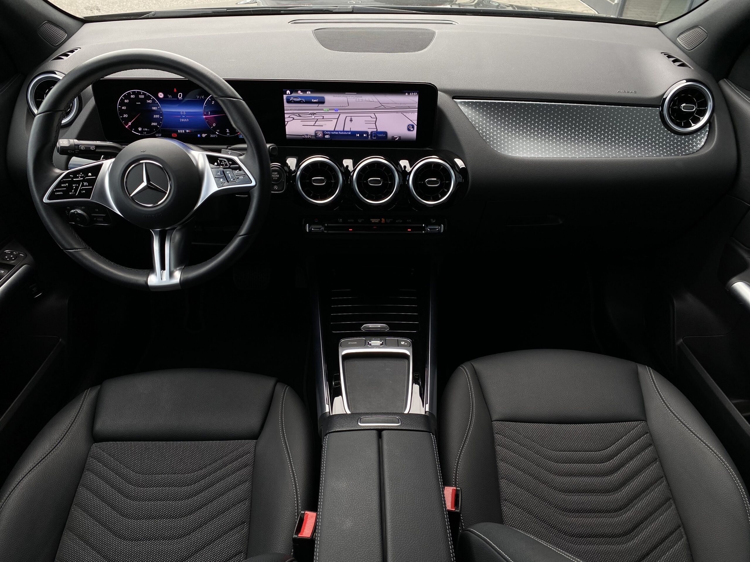 Mercedes-Benz GLA 180 d - Obrázek 12
