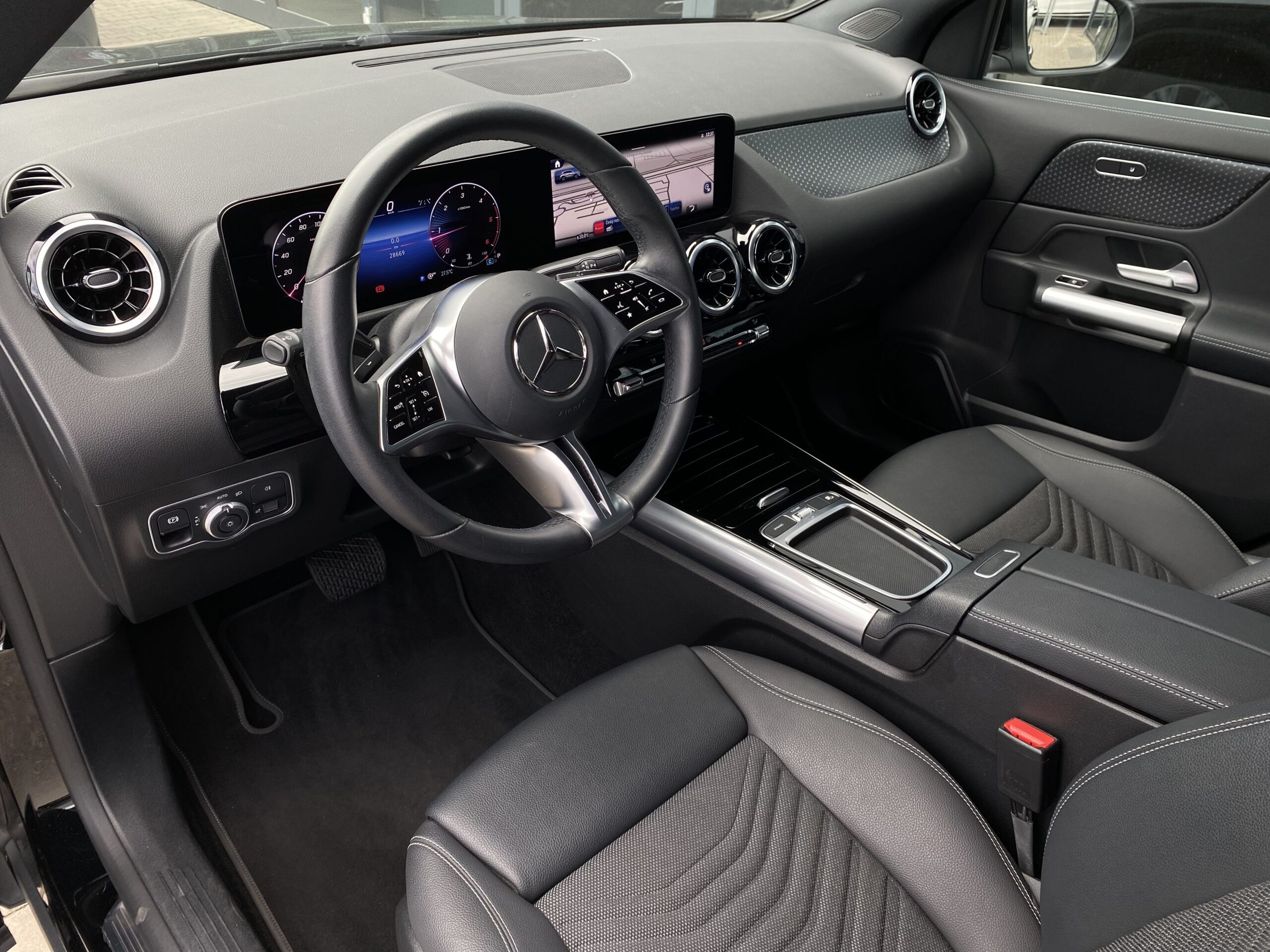 Mercedes-Benz GLA 180 d - Obrázek 9