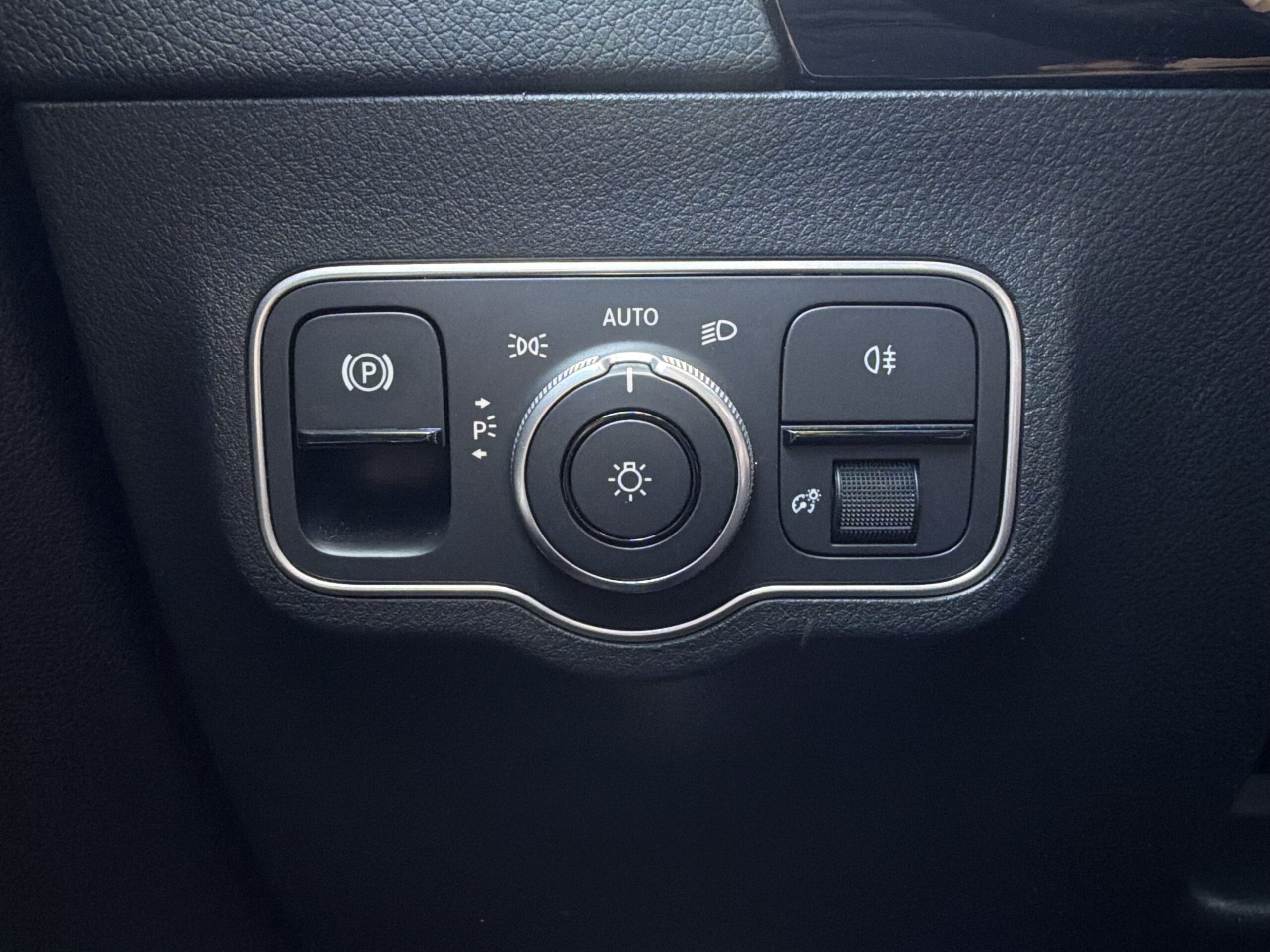 Mercedes-Benz GLA 200 d 4M - Obrázek 17
