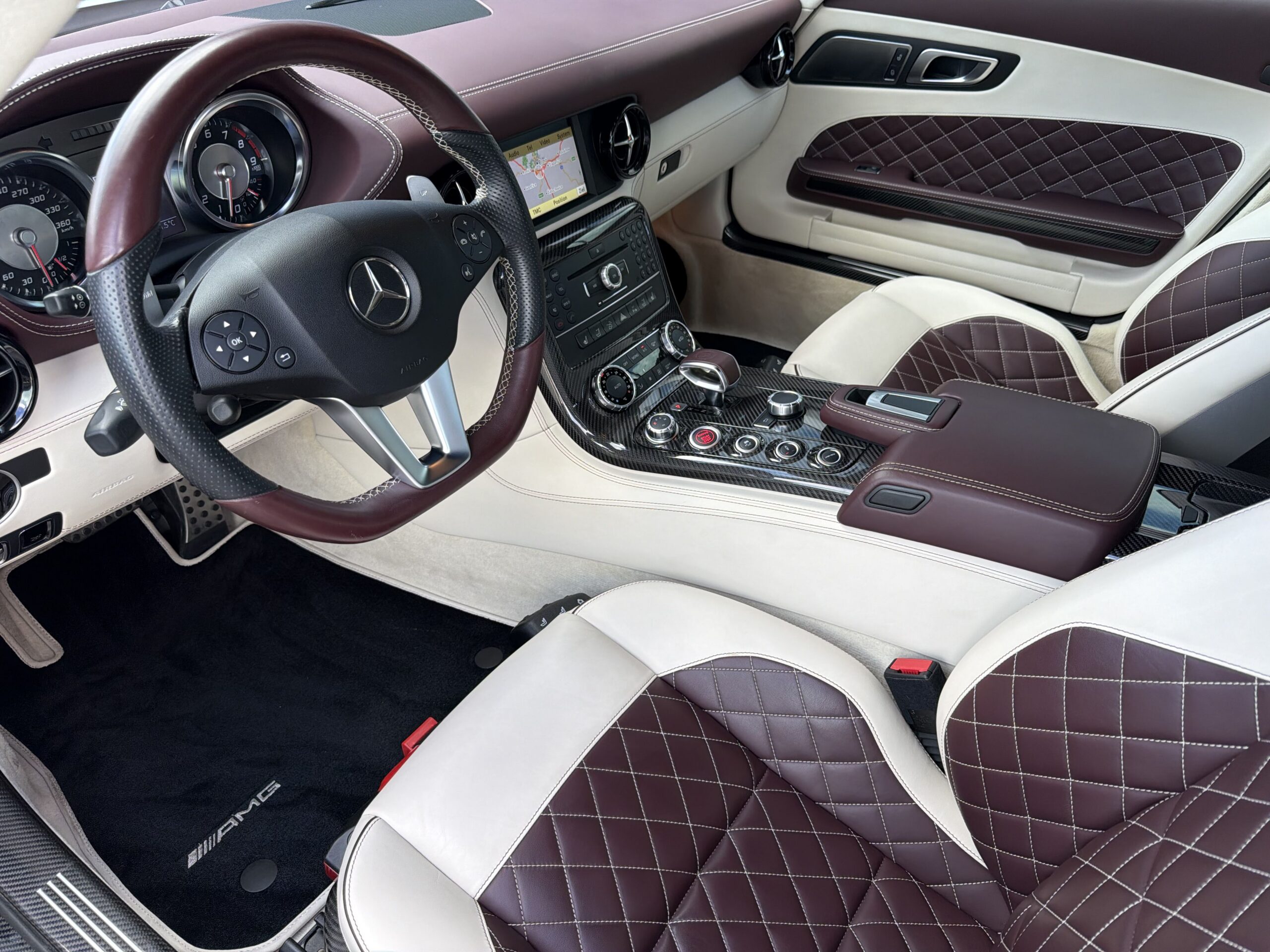 Mercedes-Benz SLS AMG 63 GT Roadster - TOP - Obrázek 9